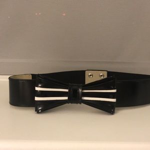 Black and White Bow Fitted Belt